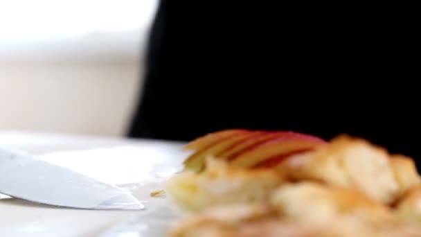 Männerhände Dekorieren Der Küche Heiße Kuchen Mit Aufgeschnittenen Äpfeln Leckeres — Stockvideo