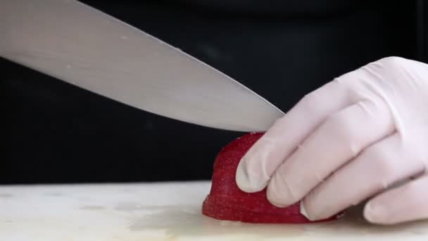 Cooks Händer Med Kniv Skivad Äpple Ett Kök Ombord Restaurang — Stockvideo