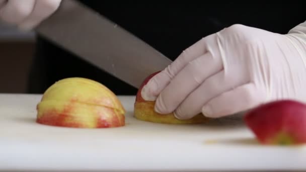 Iemands Handen Met Mes Plakjes Snijden Appel Houten Plank Restaurant — Stockvideo