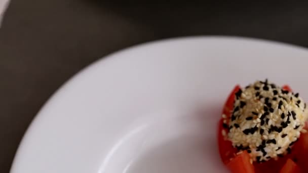 Bolas Queijo Com Sementes Gergelim Tomates Dispostos Prato Branco Petisco — Vídeo de Stock