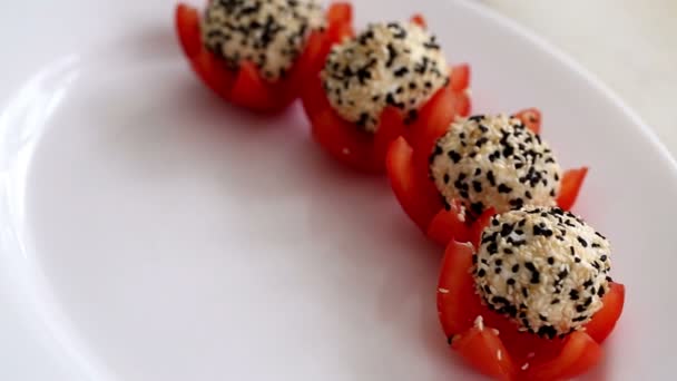 Boulettes Fromage Avec Des Graines Disposées Sur Une Assiette Ronde — Video