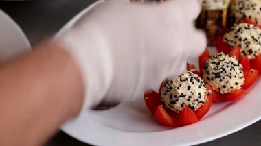 Patlıcan düzenlenmesi Şef havuç ile bir tabak içinde alır. Meze düzenlenmesi eylem mutfakta