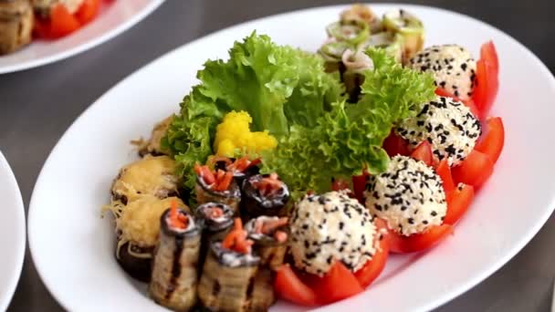 Chef Arreglando Coliflor Marinada Plato Con Champiñones Horneados Rollos Calabacín — Vídeo de stock