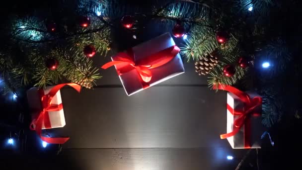 Houten Zwarte Tafel Versierd Met Kerstballen Geschenken Blauwe Kerstverlichting Bovenaanzicht — Stockvideo