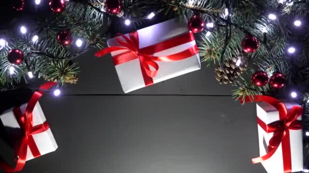 Vista Superior Mesa Madera Con Decoraciones Navideñas Luces Intermitentes Borrosas — Vídeo de stock