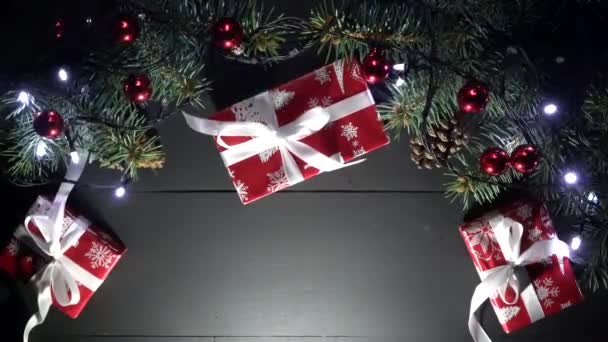 Kerst Samenstelling Kerstboom Met Wazig Knipperende Lichten Geschenken Met Fijn — Stockvideo