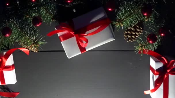 天井装飾マツ円錐形 贈り物 赤いつまらない点滅ライトと黒の木製の背景の平面図です クリスマスや新年のビデオの背景 — ストック動画