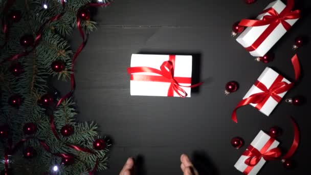 크리스마스 배경의 전나무와 싸구려 빨간색 색종이 반짝이 화이트 선물입니다 책상에는 — 비디오