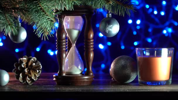 Рождественские Украшения Рождественский Фон Песчаные Часы Елкой Указывающие Сколько Времени — стоковое видео