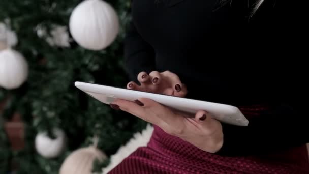 Jonge Aantrekkelijke Vrouw Met Tablet Zitten Kamer Naast Een Kerstboom — Stockvideo