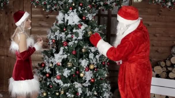 Santa Claus unokahúga, előkészítése a fa a téli szünet. Karácsonyi hangulat. Karácsonyi és boldog új évet