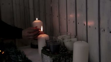 Bir Bayan mum ışıkları. Sıcaklık ve kış tatil atmosferini. Noel dekorasyon. Noel ve mutlu yeni yıl