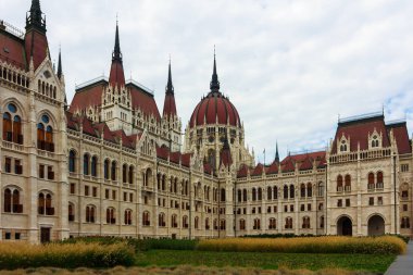 Budapeşte şehir akşam, Macaristan Parlamento Binası ve Tuna Nehri, Macaristan boyunca otherr binalar peyzaj görünümünü.