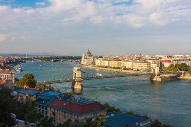 Parlamento ve zincir köprü haşere City renkli akşam manzarası. Budapeşte, Macaristan, Avrupa'nın muhteşem bahar cityscape. Tarzı yazı işlenmiş fotoğraf.