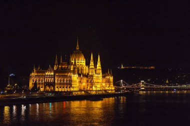 Güzel Parlamentosu gece Budapeşte'bina. Macaristan