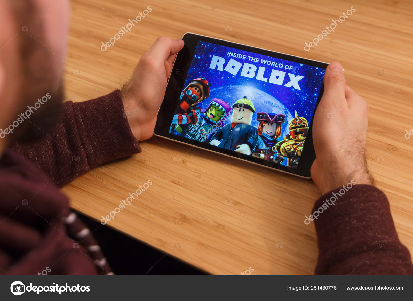 PRAGUE, REPÚBLICA CHECA - 16 de março de 2019: Homem segurando um  smartphone e jogando o jogo móvel Roblox. Imagem editorial ilustrativa  sobre fundo de bambu . — Fotografia de Stock Editorial ©