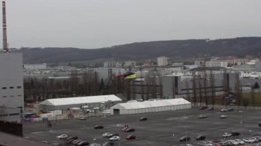 Helikopter almak uzakta ve kargo, Mlada Boleslav, Çek Cumhuriyeti aktarır.