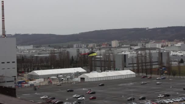 Hubschrauber hebt ab und transportiert Fracht, mlada boleslav, Tschechische Republik. — Stockvideo