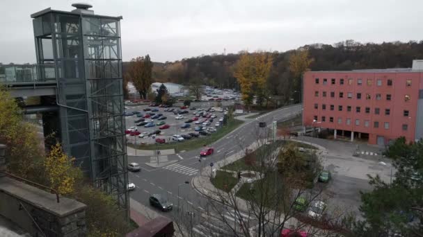 Timelapse z nowoczesną szklaną windą przed centrum techniczne Cesana na tle zachodu słońca, Mlada Boleslav, Republika Czeska — Wideo stockowe