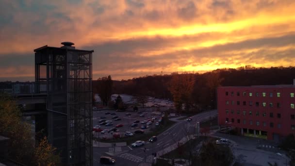 Timelapse van moderne glazen lift voor technische centrum Cesana op de achtergrond van de zonsondergang, Mlada Boleslav, Tsjechië — Stockvideo