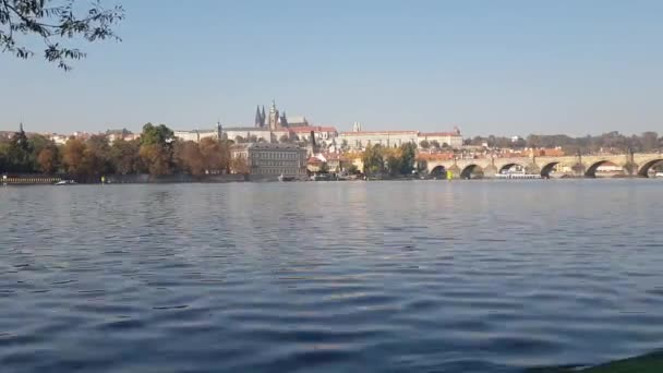 Zeitraffer-Panorama der Karlsbrücke, der Prager Burg und der Moldau. Katamarane und Enten auf der Moldau. Tschechische Republik — Stockvideo