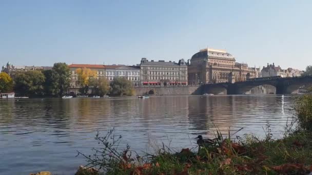 Timelapse panorama över Prag Nationalteater, från floden Vltava. Katamaraner och ankor på floden Moldau, Tjeckien — Stockvideo