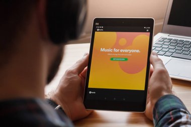 San Francisco, ABD-1 Nisan 2019: genç adam, San Francisco, California, USA Mareşal kulaklıklar kullanarak, en sevdiği müzik zevk. Açıklayıcı bir editoryal görüntü.