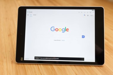 San Francisco, ABD-1 Nisan 2019: internet kullanarak ve Google Web sitesi aracılığıyla görünümlü tablet tutarak eller yakın, San Francisco, Kaliforniya, ABD. Açıklayıcı bir editoryal görüntü.