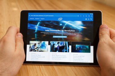 San Francisco, ABD-1 Nisan 2019: internet kullanarak ve Intel Web sitesi aracılığıyla görünümlü tablet tutarak eller yakın, San Francisco, Kaliforniya, ABD. Açıklayıcı bir editoryal görüntü.
