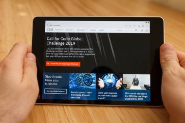 San Francisco, ABD-1 Nisan 2019: internet kullanarak ve IBM Web sitesi ile bakarak tablet tutarak eller yakın, San Francisco, Kaliforniya, ABD. Açıklayıcı bir editoryal görüntü.