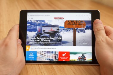 San Francisco, ABD-1 Nisan 2019: internet kullanarak ve Honda Web sitesi aracılığıyla görünümlü tablet tutarak eller yakın, San Francisco, Kaliforniya, ABD. Açıklayıcı bir editoryal görüntü.