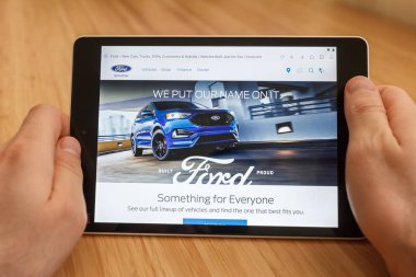 San Francisco, ABD-1 Nisan 2019: internet kullanarak ve Ford Web sitesi aracılığıyla görünümlü tablet tutarak eller yakın, San Francisco, Kaliforniya, ABD. Açıklayıcı bir editoryal görüntü.