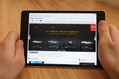 San Francisco, ABD-1 Nisan 2019: internet kullanarak ve Nissan Motor Corporation Web sitesi aracılığıyla görünümlü tablet tutarak eller yakın, San Francisco, Kaliforniya, ABD. Bir açıklayıcı editoryal im