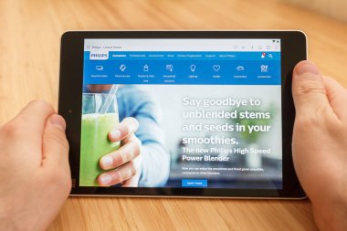 San Francisco, ABD-1 Nisan 2019: internet kullanarak ve Philips web sitesi üzerinden görünümlü tabletleri tutan ellere yakın, San Francisco, California, USA. Açıklayıcı bir editoryal görüntü.