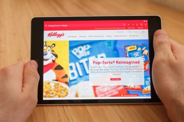 San Francisco, ABD-1 Nisan 2019: internet kullanarak ve kavak Web sitesi aracılığıyla görünümlü tablet tutarak eller yakın, San Francisco, Kaliforniya, ABD. Açıklayıcı bir editoryal görüntü.