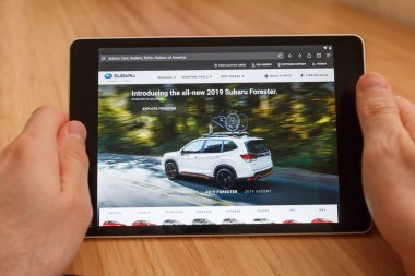 San Francisco, ABD-1 Nisan 2019: internet kullanarak ve Subaru Web sitesi aracılığıyla görünümlü tablet tutarak eller yakın, San Francisco, Kaliforniya, ABD. Açıklayıcı bir editoryal görüntü.