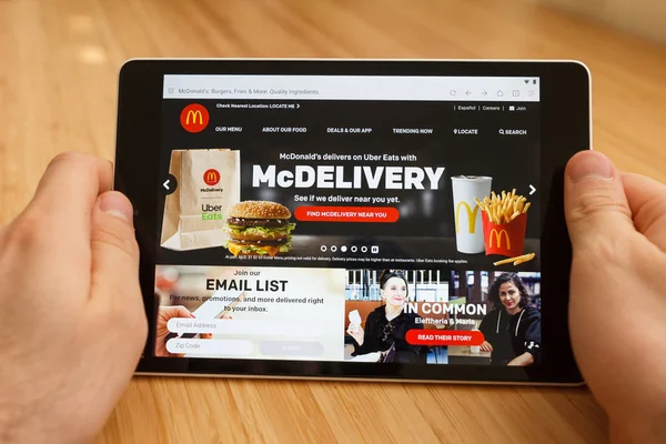San Francisco, ABD-1 Nisan 2019: internet kullanarak ve McDonalds Web sitesi aracılığıyla görünümlü tablet tutarak eller yakın, San Francisco, Kaliforniya, ABD. Açıklayıcı bir editoryal görüntü.