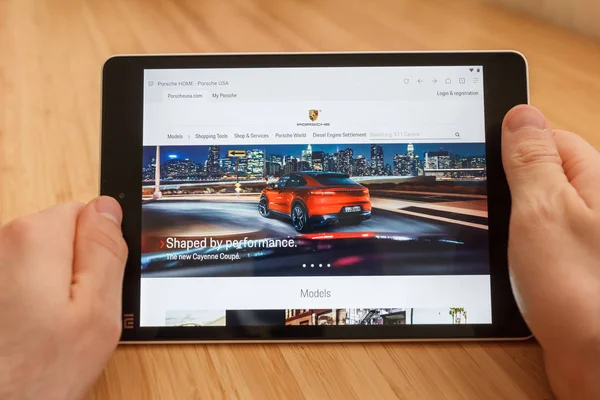 San Francisco, ABD-1 Nisan 2019: internet kullanarak ve Porsche Web sitesi ile bakarak tablet tutarak eller yakın, San Francisco, Kaliforniya, ABD. Açıklayıcı bir editoryal görüntü.