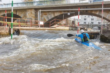 Kano eğitimi, Kayak yarış Köprüsü yakınında su güçlü jakuziler kazık yakın ortaya
