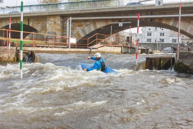 Kano eğitimi, Kayak yarış Köprüsü yakınında su güçlü jakuziler kazık yakın ortaya