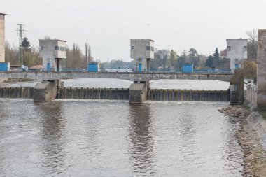 Hidro güç Istasyonu Barajı aracılığıyla su dökülme.