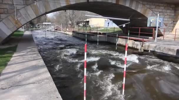 皮划艇训练 皮划艇比赛附近的桥梁 那里的水强漩涡出现在桩附近 — 图库视频影像