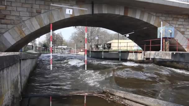 Kayak Entrenamiento Kayak Carrera Cerca Del Puente Donde Agua Fuertes — Vídeo de stock