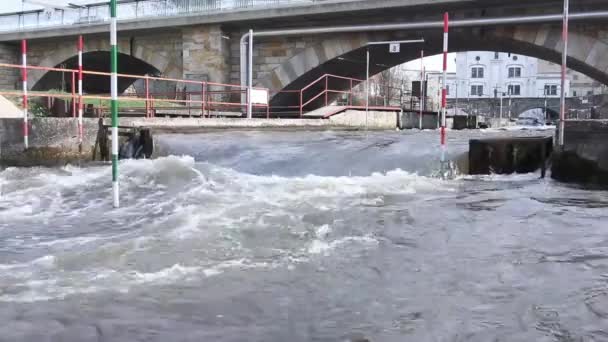 皮划艇训练 皮划艇比赛附近的桥梁 那里的水强漩涡出现在桩附近 — 图库视频影像