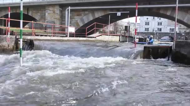 Kajakképzés, kajak verseny a híd közelében, ahol a víz erős pezsgőfürdők a cölöpök közelében — Stock videók