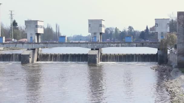 Agua Que Vierte Través Presa Central Hidroeléctrica — Vídeos de Stock