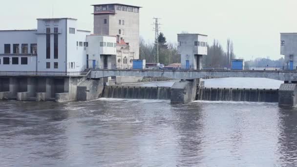 Water Gieten Door Waterkrachtcentrale Dam — Stockvideo