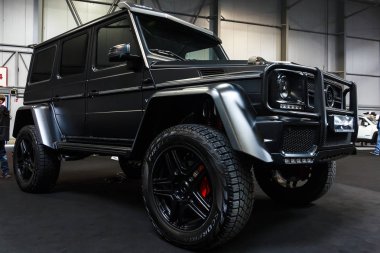 Prag, Çek Cumhuriyeti-13 Nisan 2019: Autoshow PVA Expo Praha Letnany 2019 'de offroad Mercedes Gelandewagen.