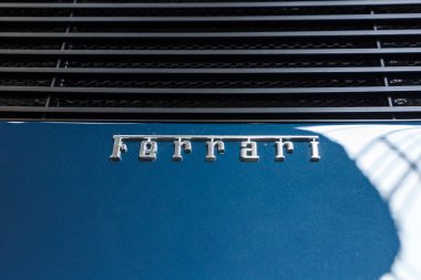 Prag, Çek Cumhuriyeti-13 Nisan 2019: Autoshow PVA Expo Praha Letnany 2019 ' de Ferrari logosu.