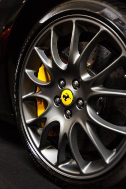 Prag, Çek Cumhuriyeti-13 Nisan 2019: Ferrari Wheel in Autoshow PVA Expo Praha Letnany 2019.